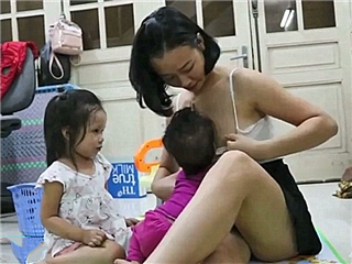 美女妈妈和两个孩子的喂奶日常