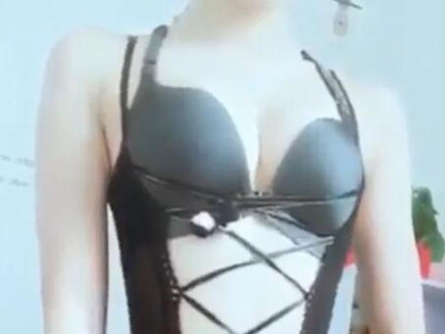 网红女神自慰后不够爽，还勾引别人来干