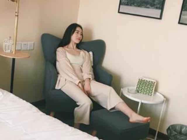 艺术范女孩小颖被前渣男友国产自拍性爱视频流出