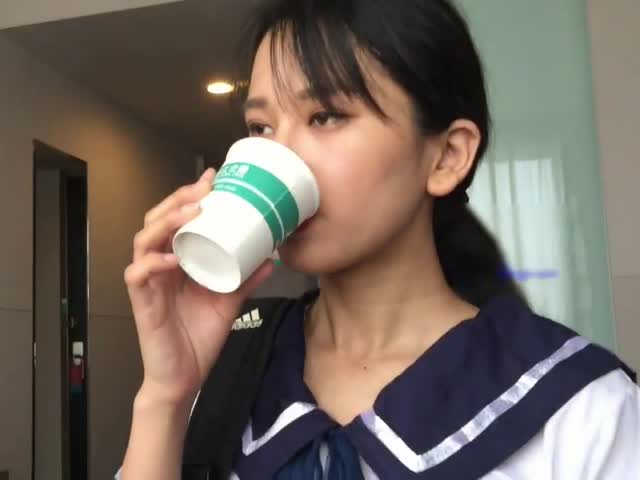 下药迷翻玩她的小嫩鲍