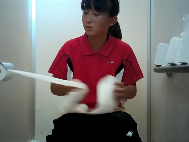 花季网球少女厕所偷拍 -7