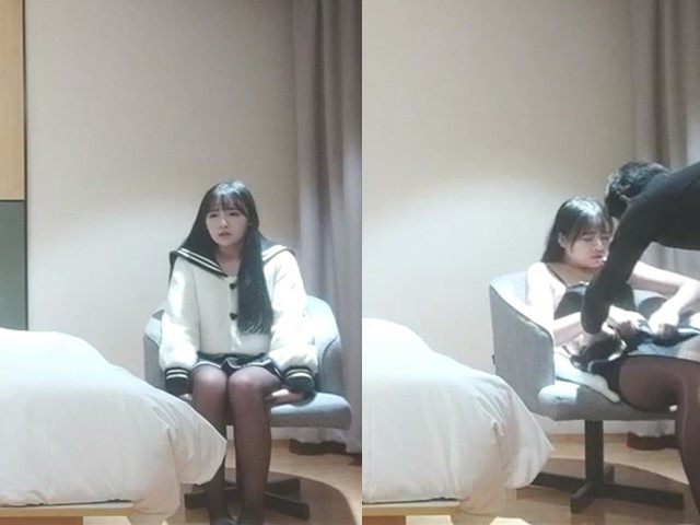 JK装短裙黑丝极品女神,隔着内裤磨蹭小穴