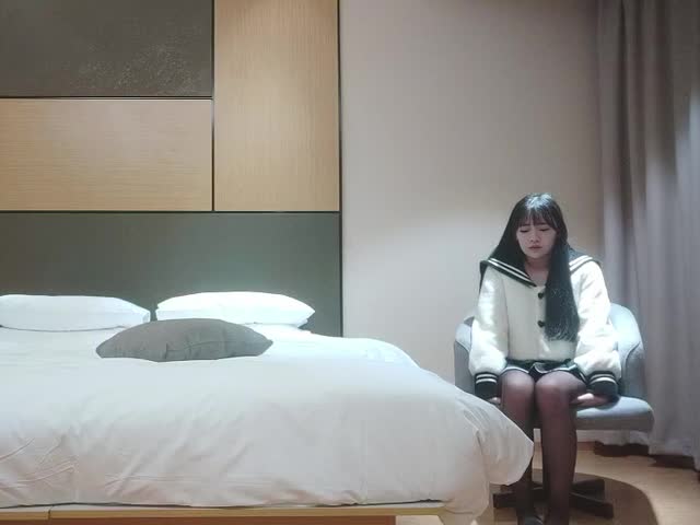 JK装短裙黑丝极品女神,隔着内裤磨蹭小穴,换上女仆装跪地深喉