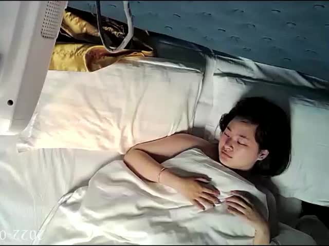 偷拍年轻小情侣缠绵做爱对白清晰