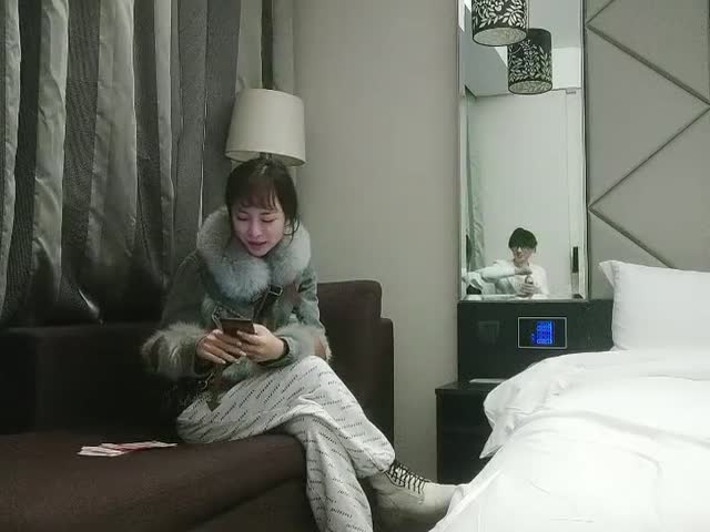 深夜网约外围妹子,脱掉衣服互摸调情,屁股磨蹭舔屌