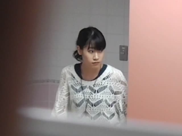 大胆坑神潜入师范大学女卫独占一个坑位连续偸拍
