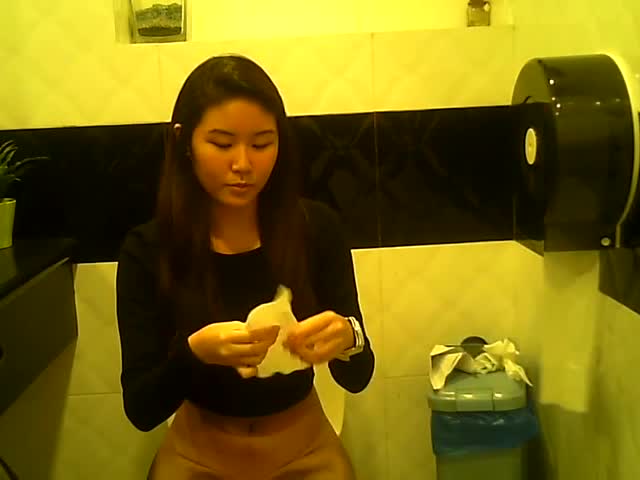 偷拍多位漂亮的少妇嘘嘘