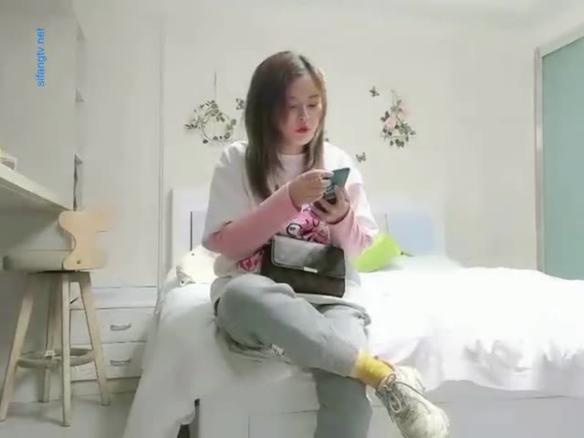 肉感骚妇偷情狼友,惨被渣狼友偷拍...