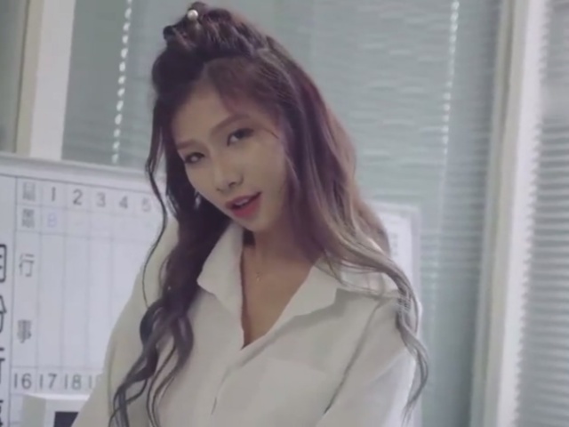 起点传媒xsjky052女老板缺钱周转被职员调教-芽芽
