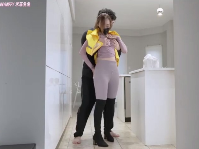 BunnyMiffy 米菲兔-瑜伽裤女外卖员送餐时被男客户强上