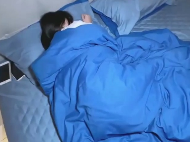 小欣奈-妹妹放学了没有写作业睡着了偷偷进房内设了她