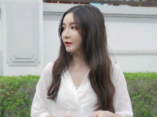 大白天马路上约到的女神范性感美女小姐姐