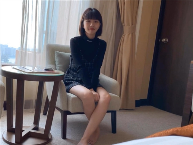 清纯漂亮学生妹为了出国读书下海拍片赚钱